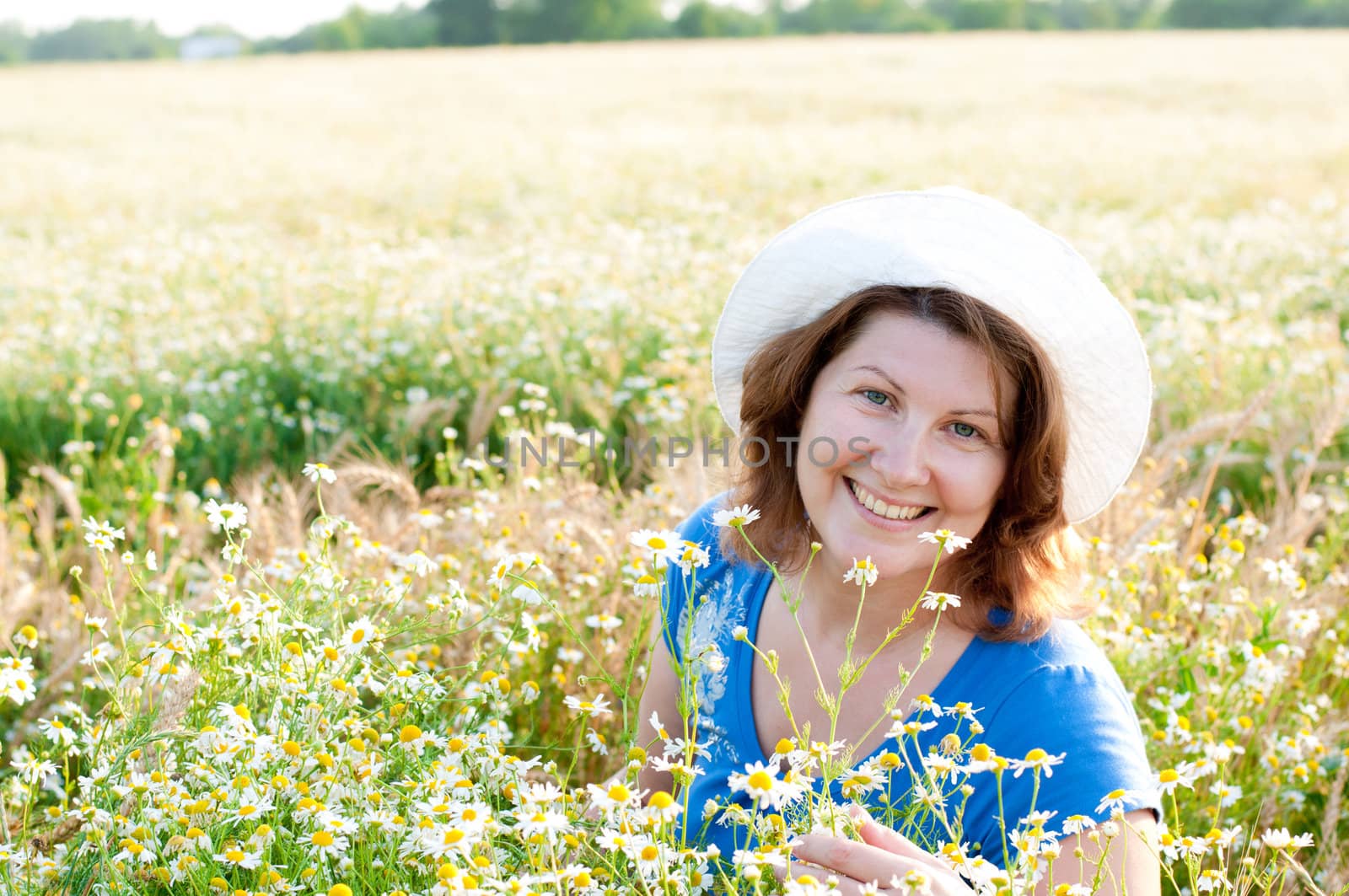 The woman on the daisy field