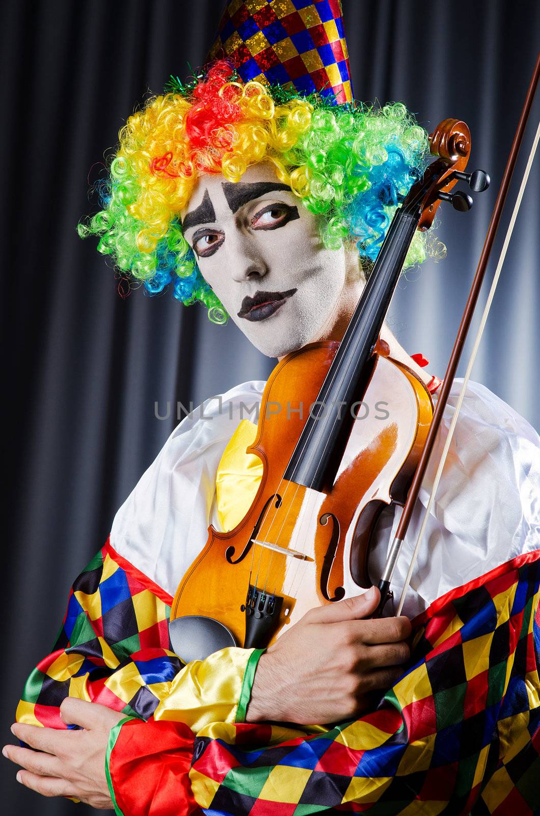Clown playing on the violin by Elnur