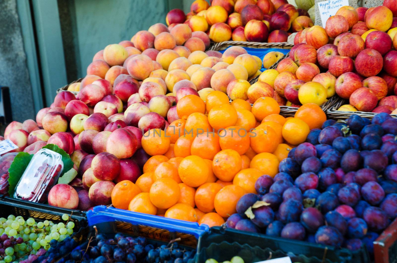 Fruits at the market stall by Elnur