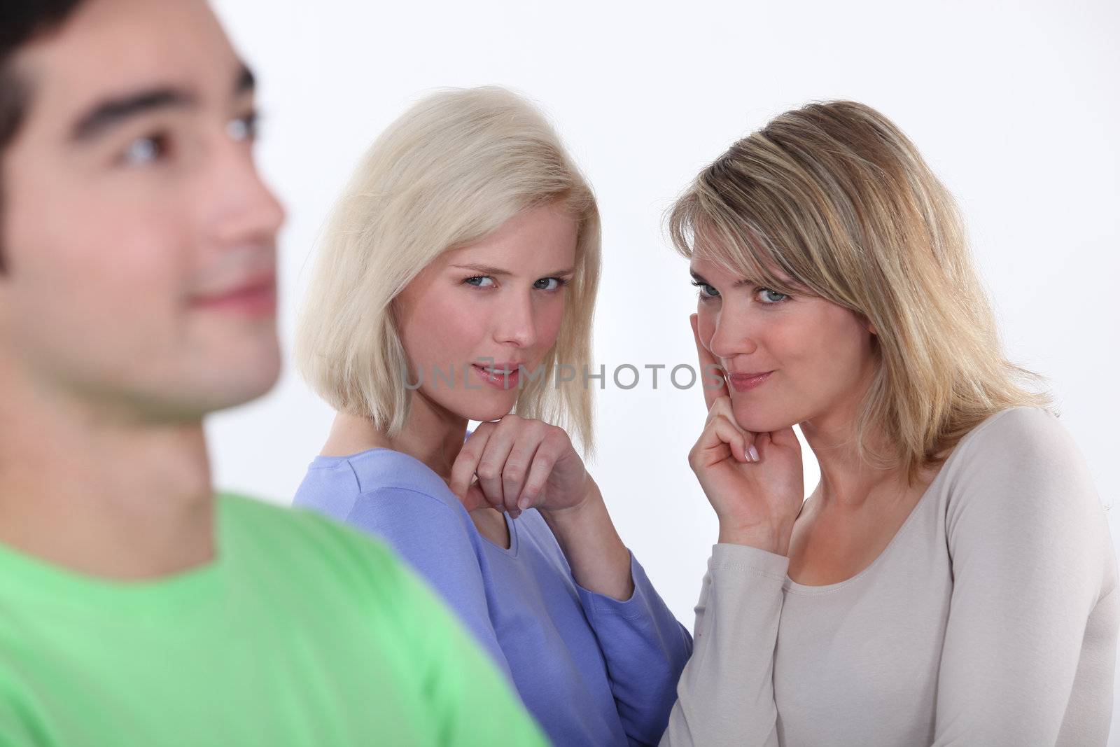 Young women observing a man by phovoir