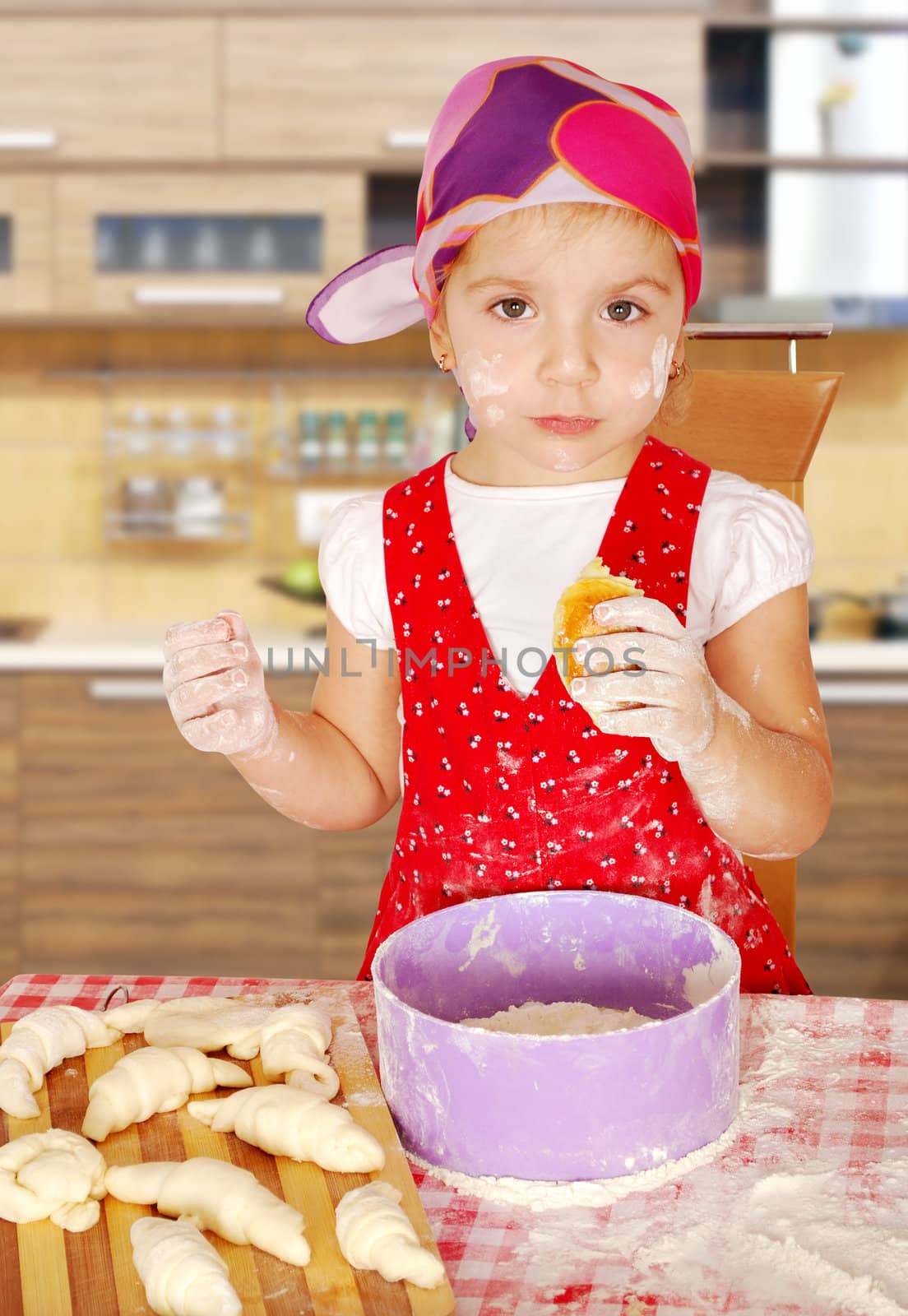 little girl make sweet rolls