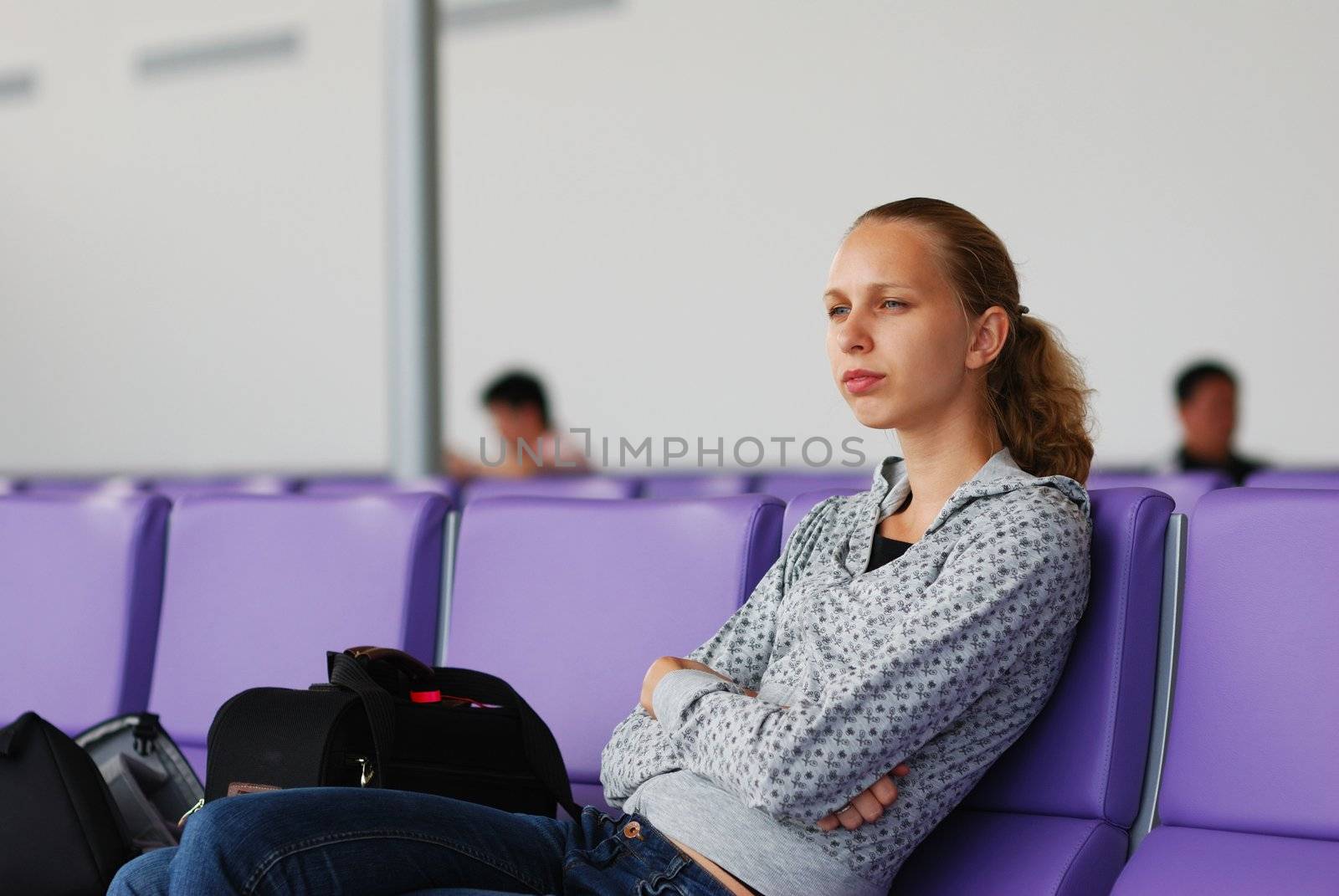 Woman at the airport, shallow DOF