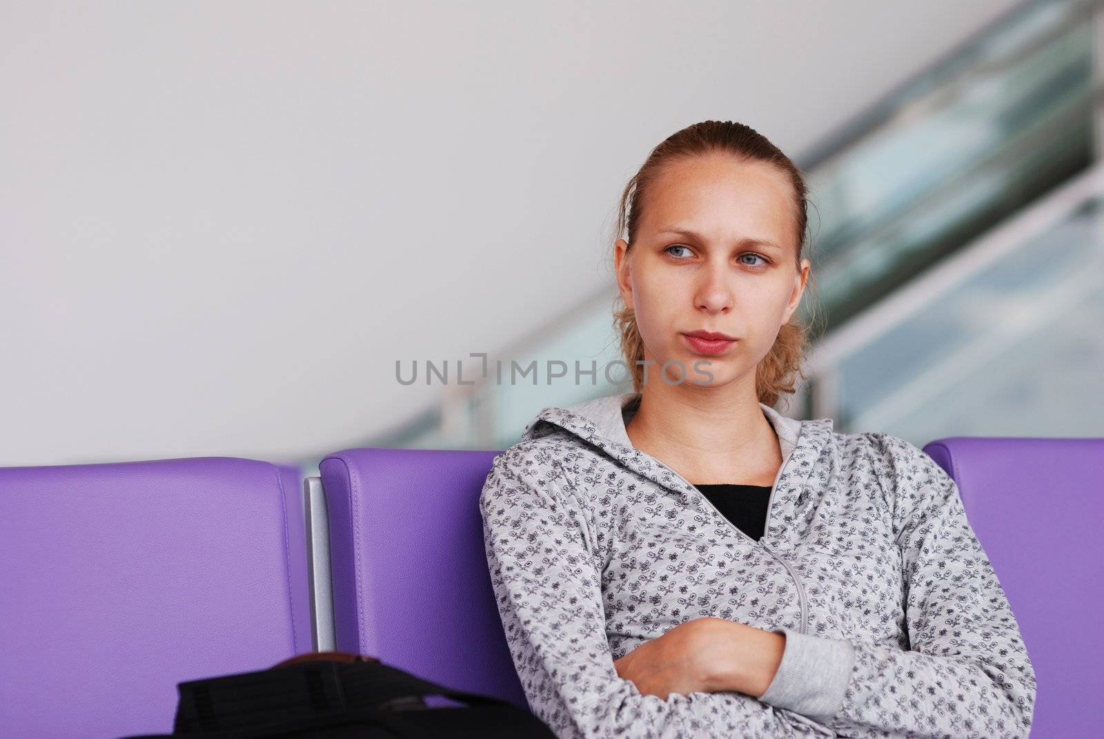 Woman at the airport, shallow DOF