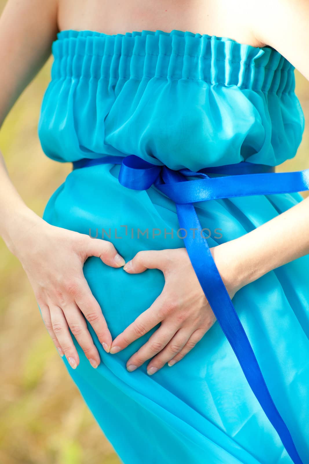 heart on the pregnant belly by vsurkov