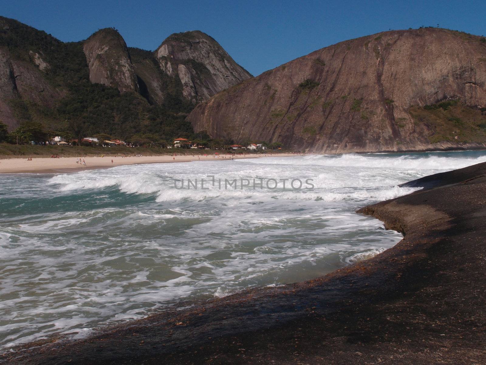 Itacoatiara beach in Niteroi, Brazil by eldervs