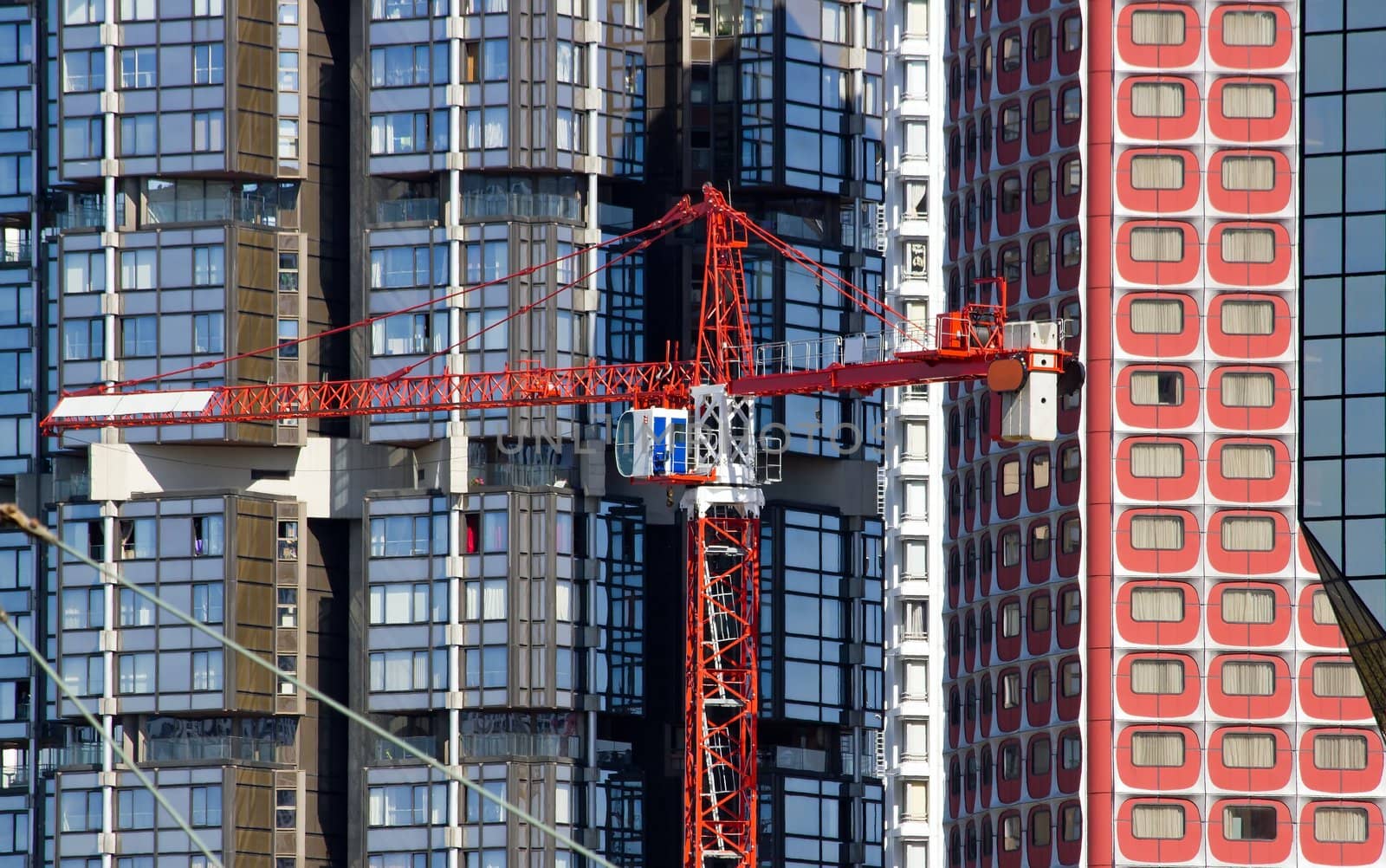 crane on the background of modernity, contrasts horizontality and verticality