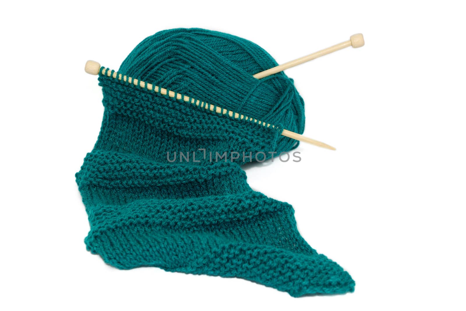 Scarf on knitting needles using two different stitches with a ball of wool