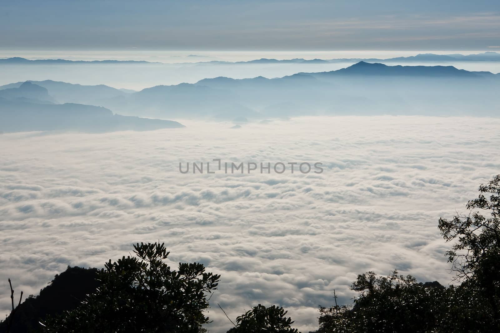 Sunrise view point from Doi Chiang Dao mountain by jame_j@homail.com