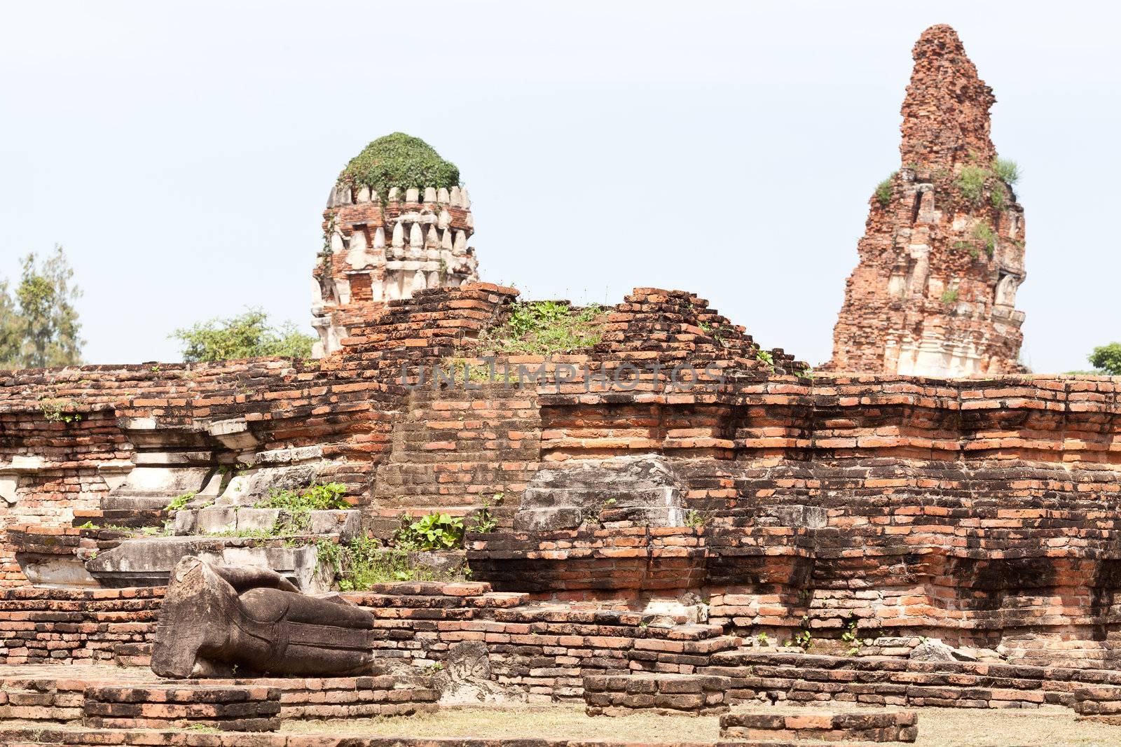 Ancient temple of Ayutthaya by jame_j@homail.com