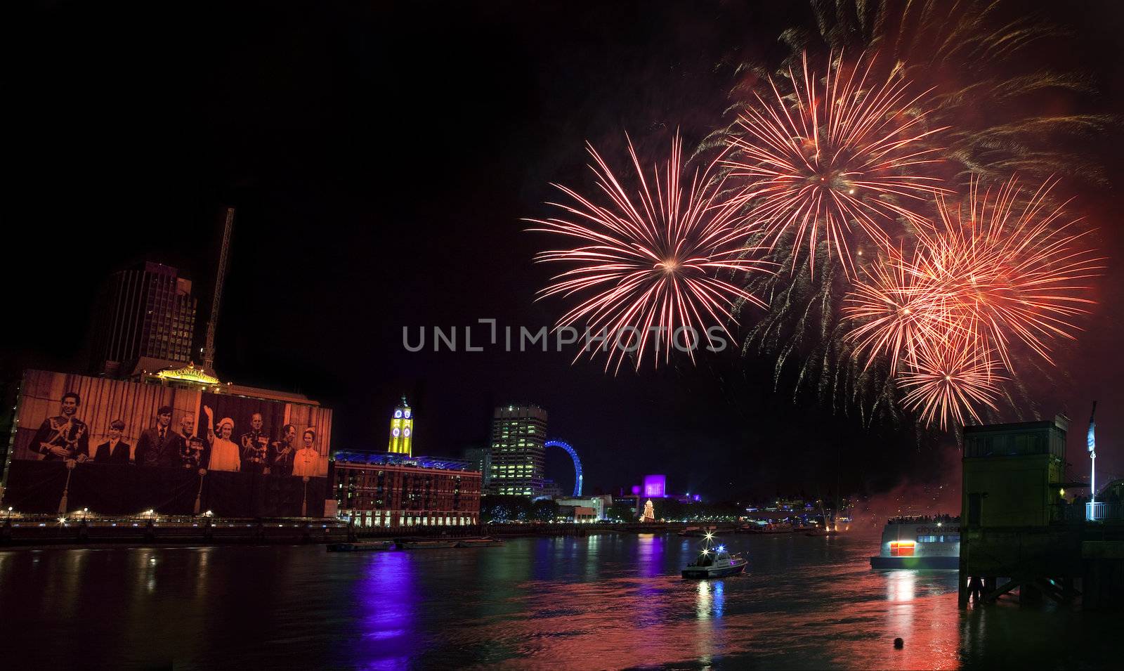 Thames Festival Fireworks 2012 by chrisdorney