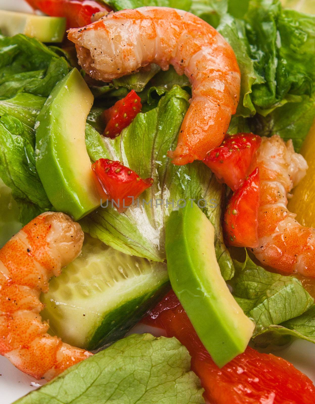 Salad of vegetables and shrimp