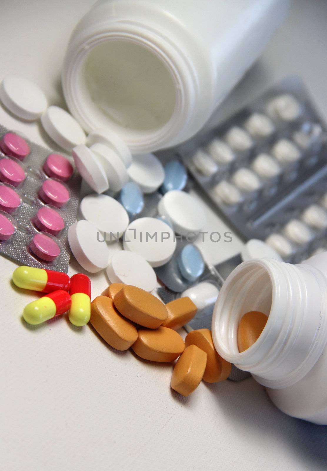 Mix of pills and tablets 
