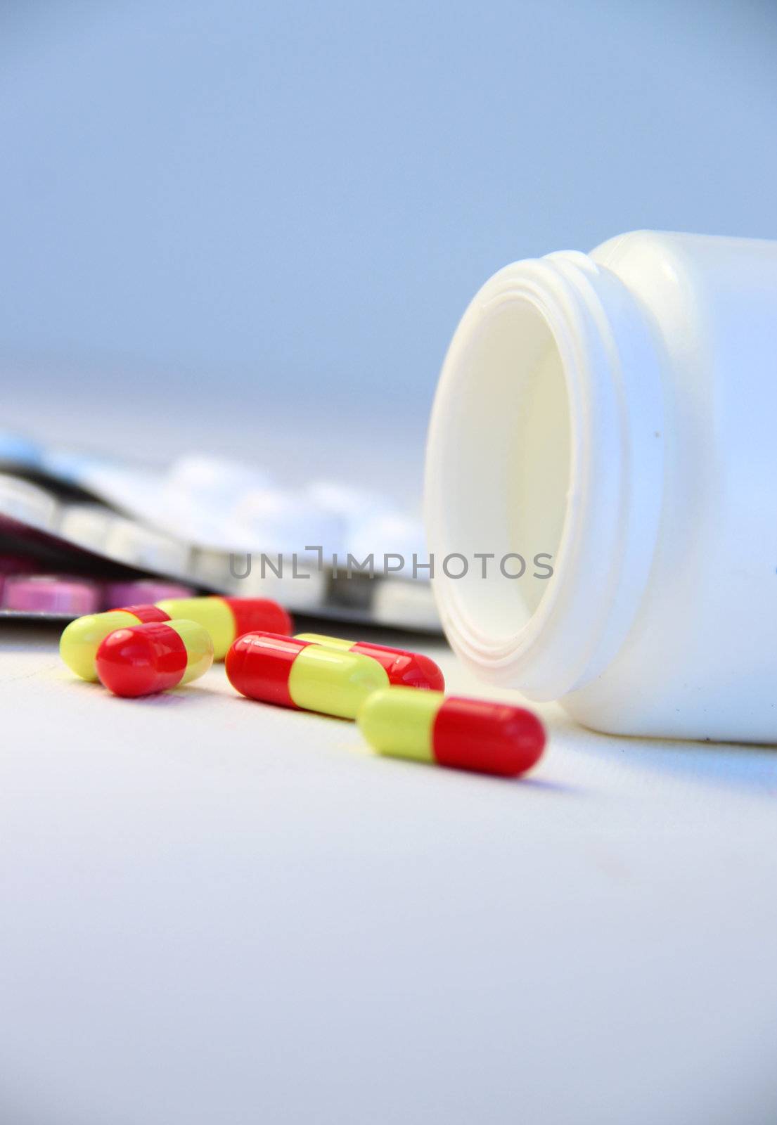 Mix of pills and tablets 