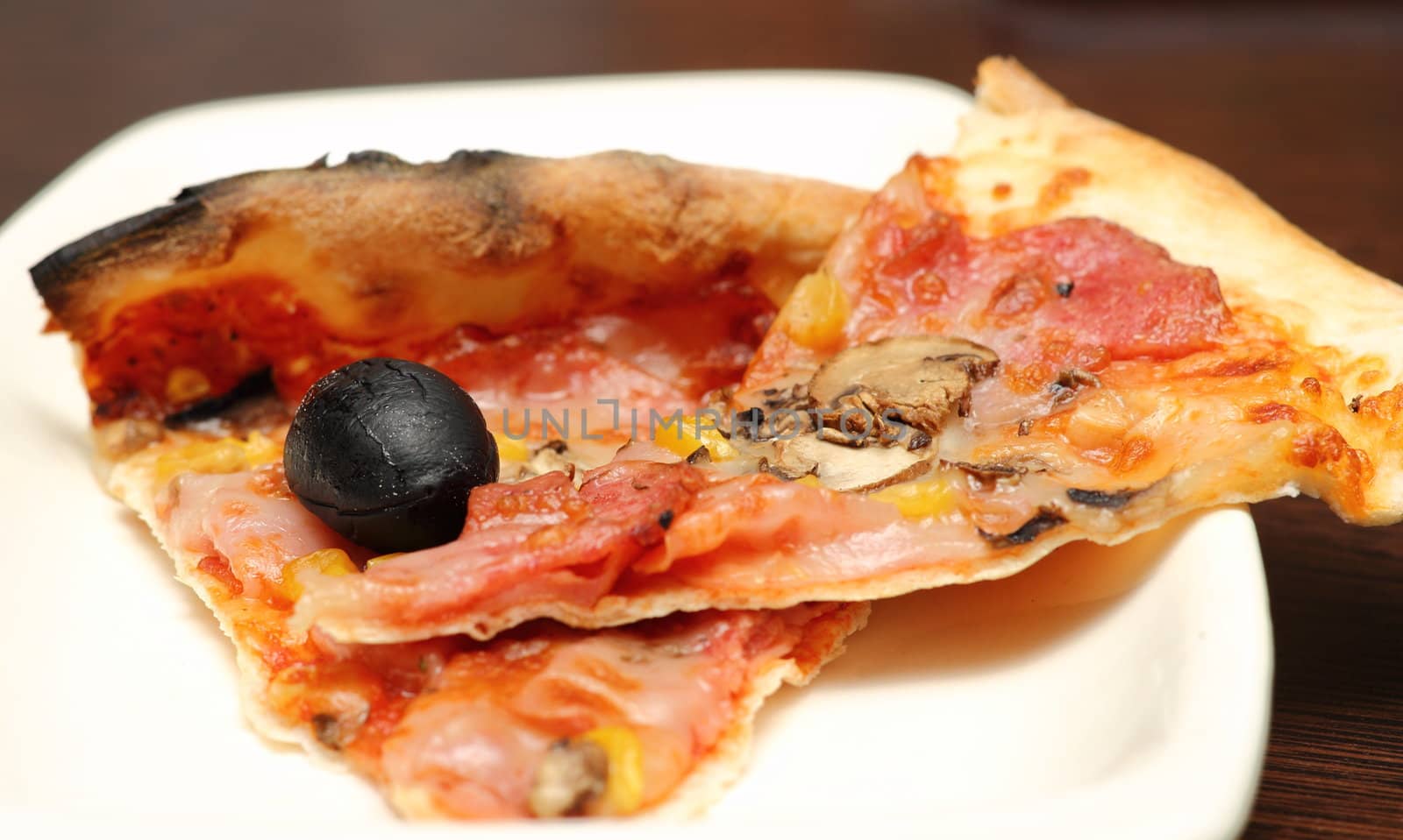 pizza with olives by taviphoto