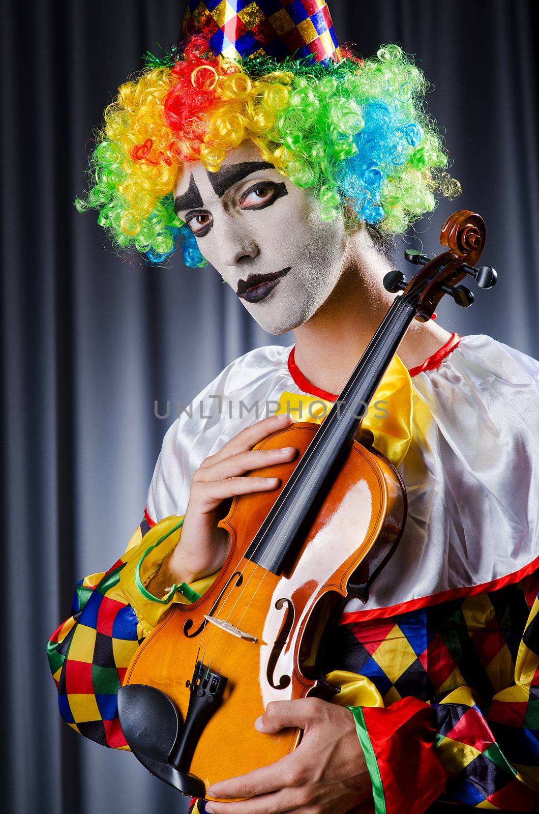 Clown playing on the violin by Elnur