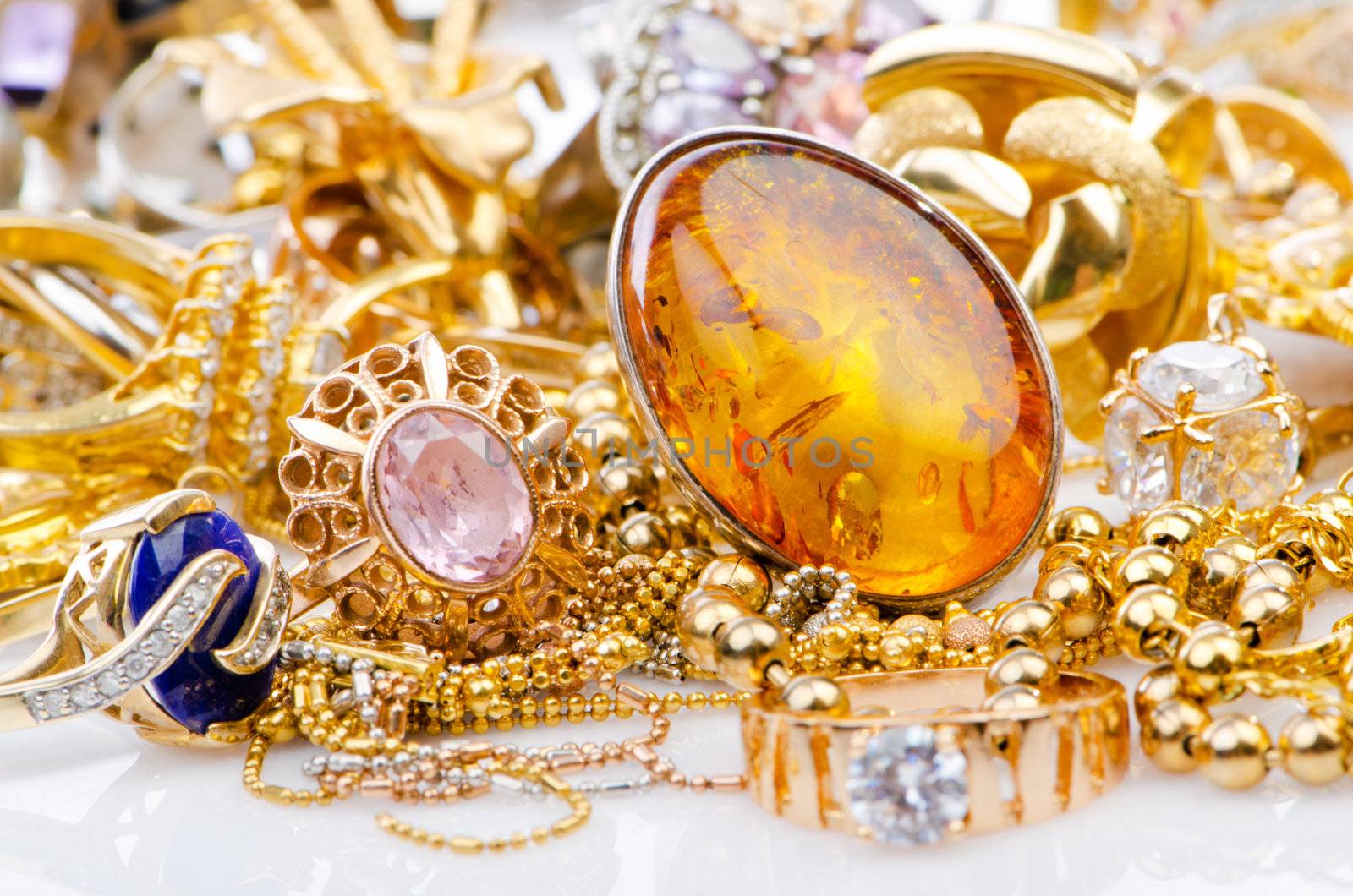 Large collection of gold jewellery 