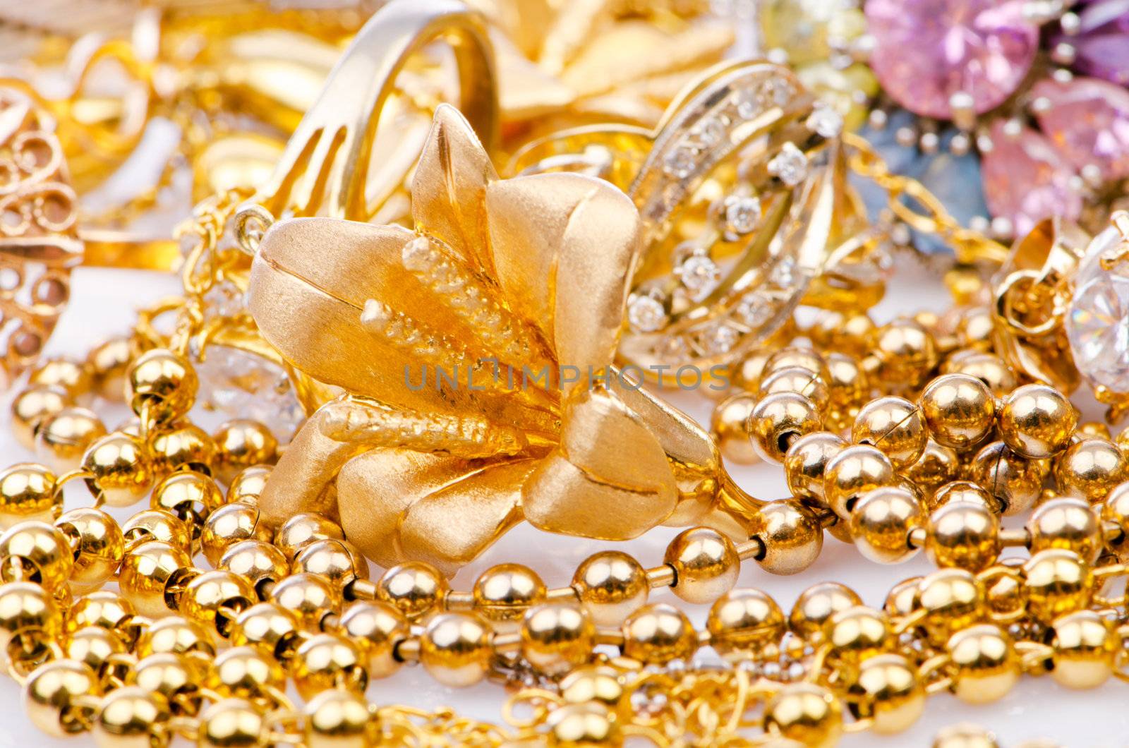 Large collection of gold jewellery 