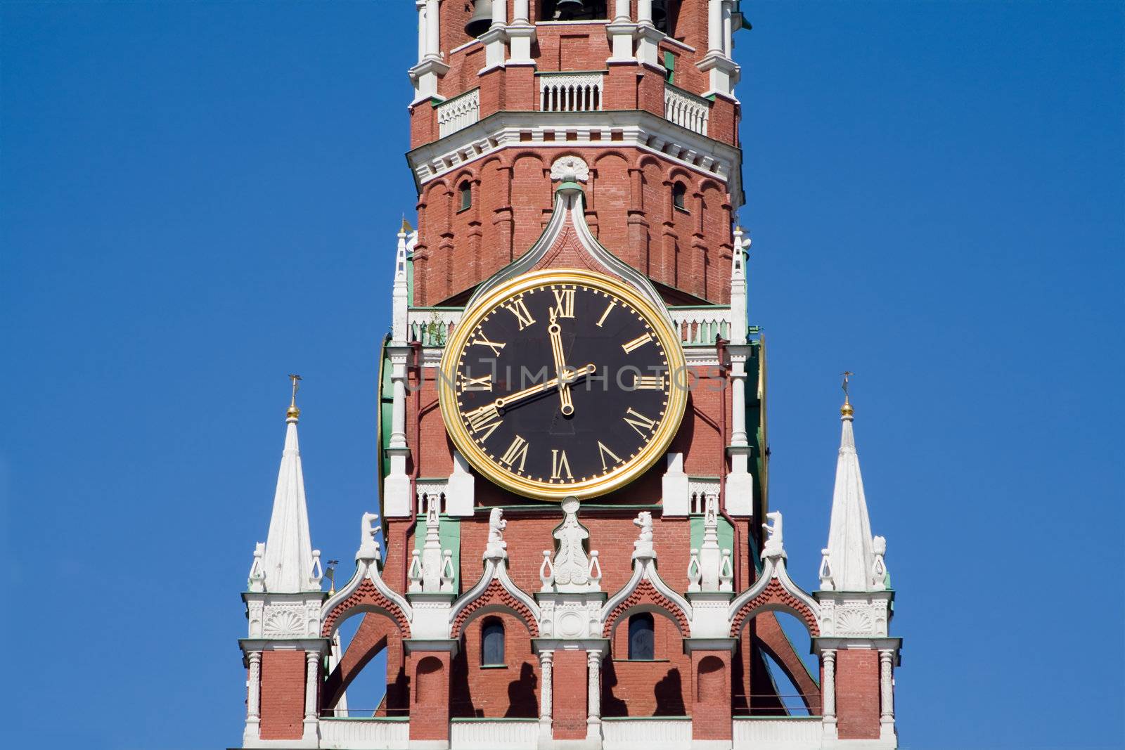 Clock on the Kremlin tower in Moscow by acidgrey
