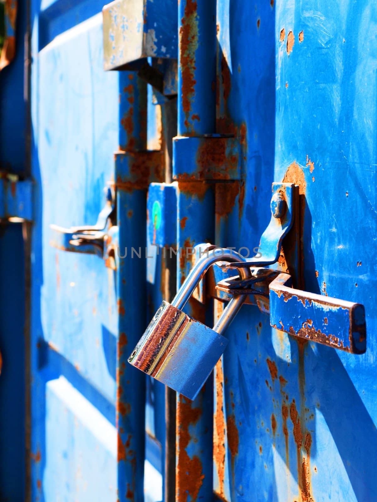 Blue rusty container, with silver security lock by Arvebettum