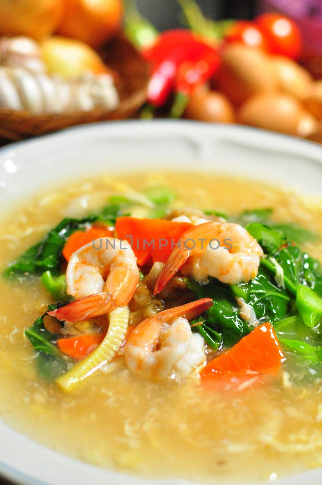 Thai foods stir fried noodle with shrimp and gravy
