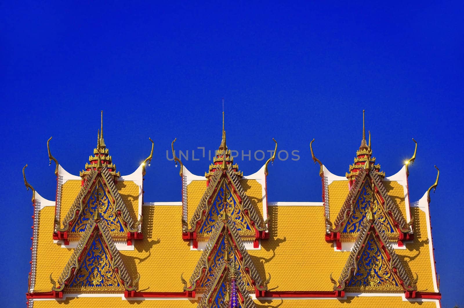 Novel thai temple roof by TanawatPontchour