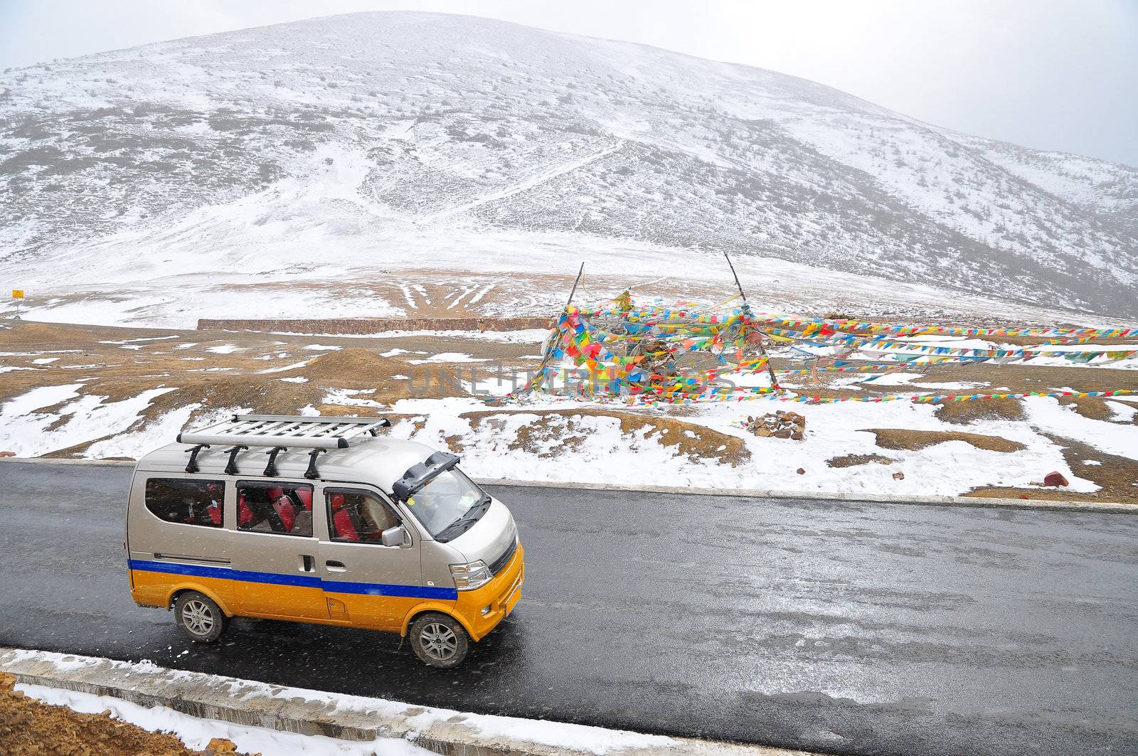 Mini van stop in snow strom, way to Deqin,China