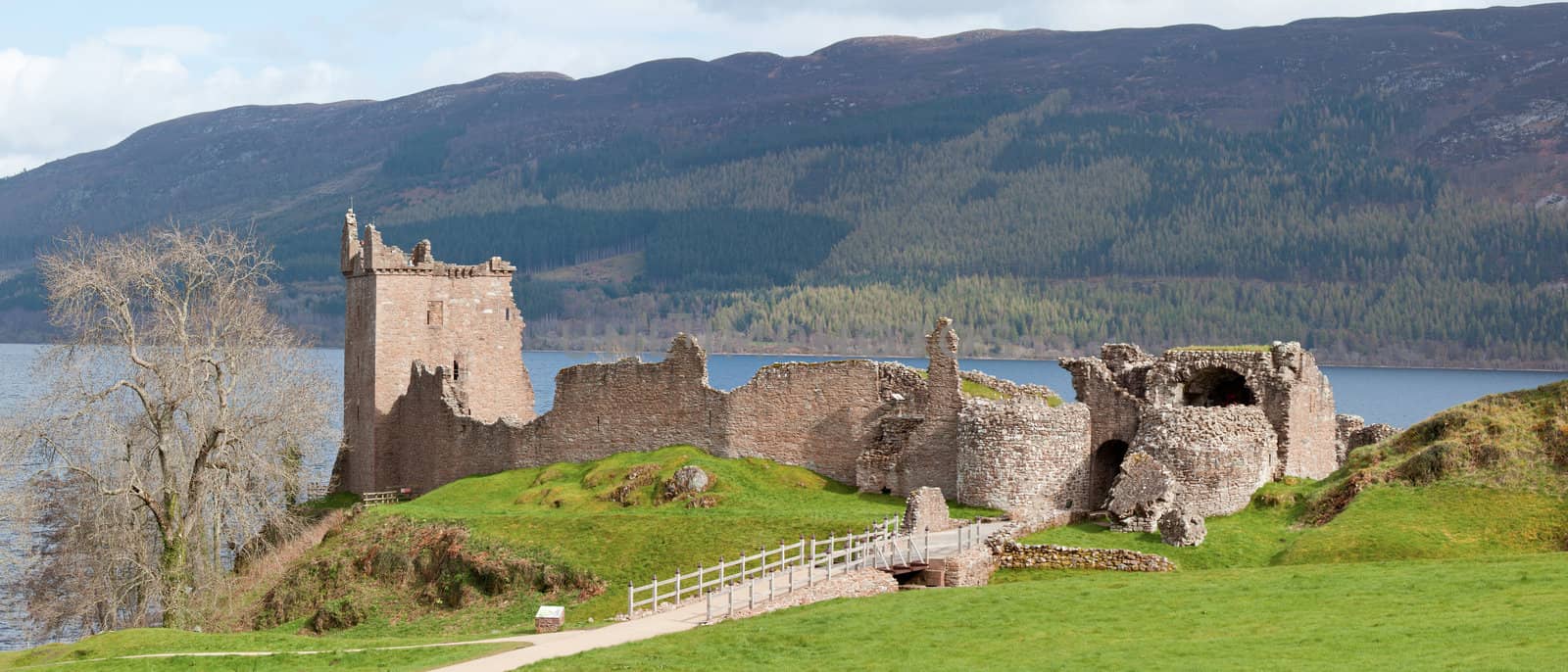 Urquhart Castle Ruin Panorama by vichie81