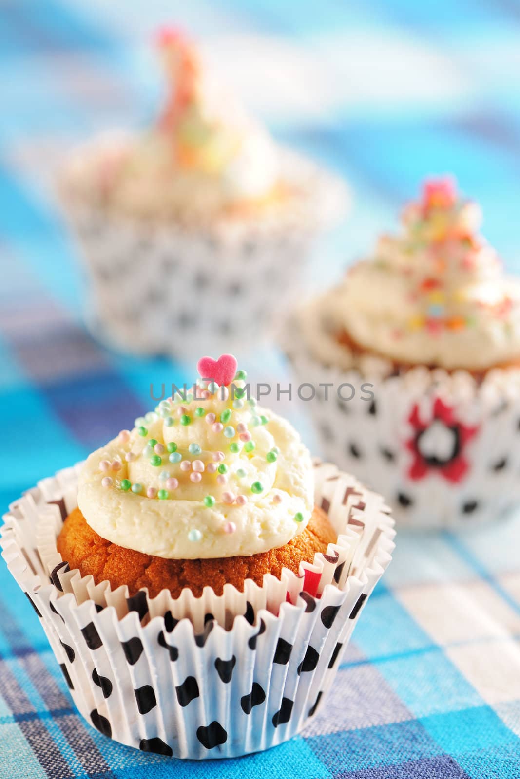 Cupcakes with whipped cream and icing