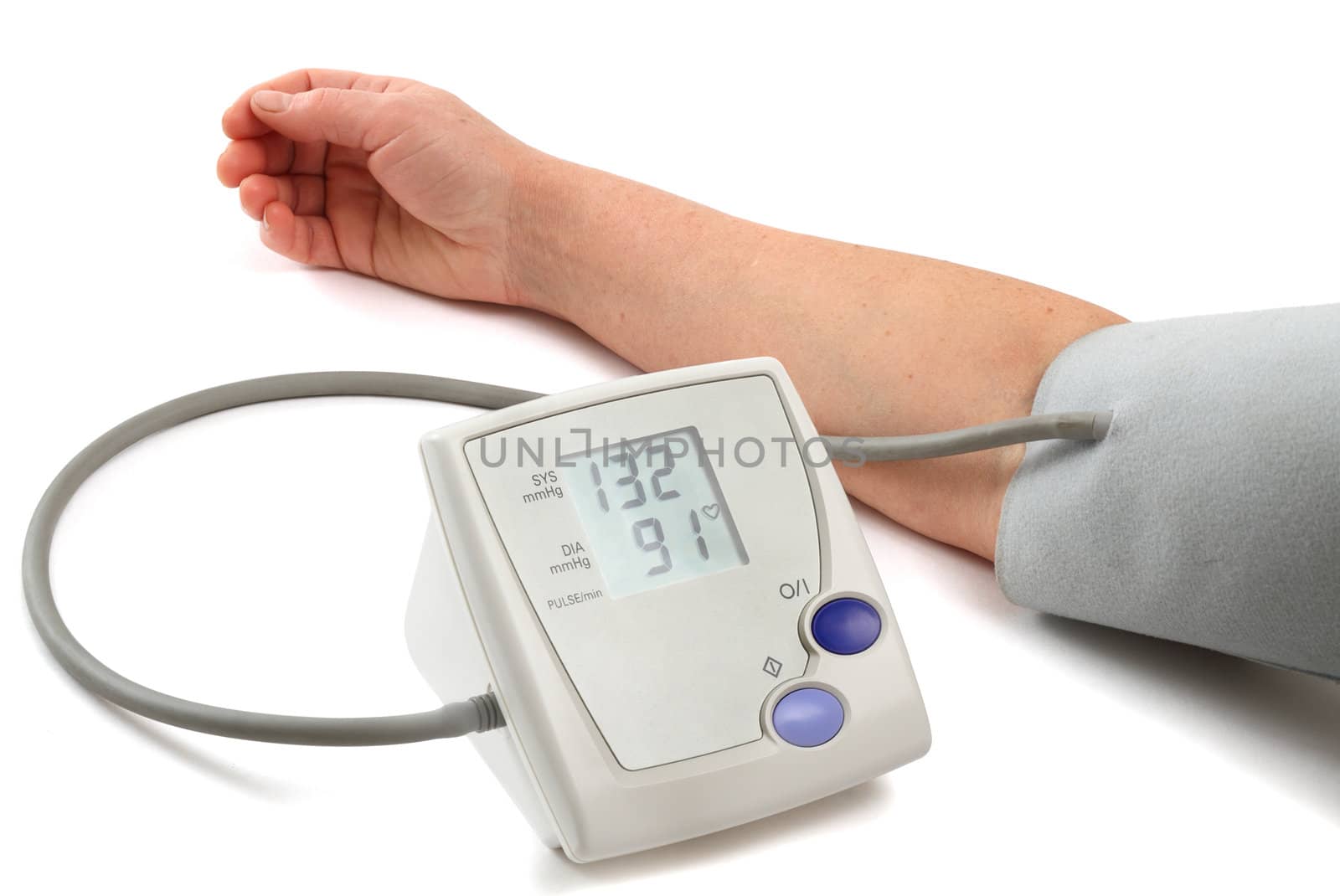 Measurement of a blood pressure with the help of an automatic tonometer