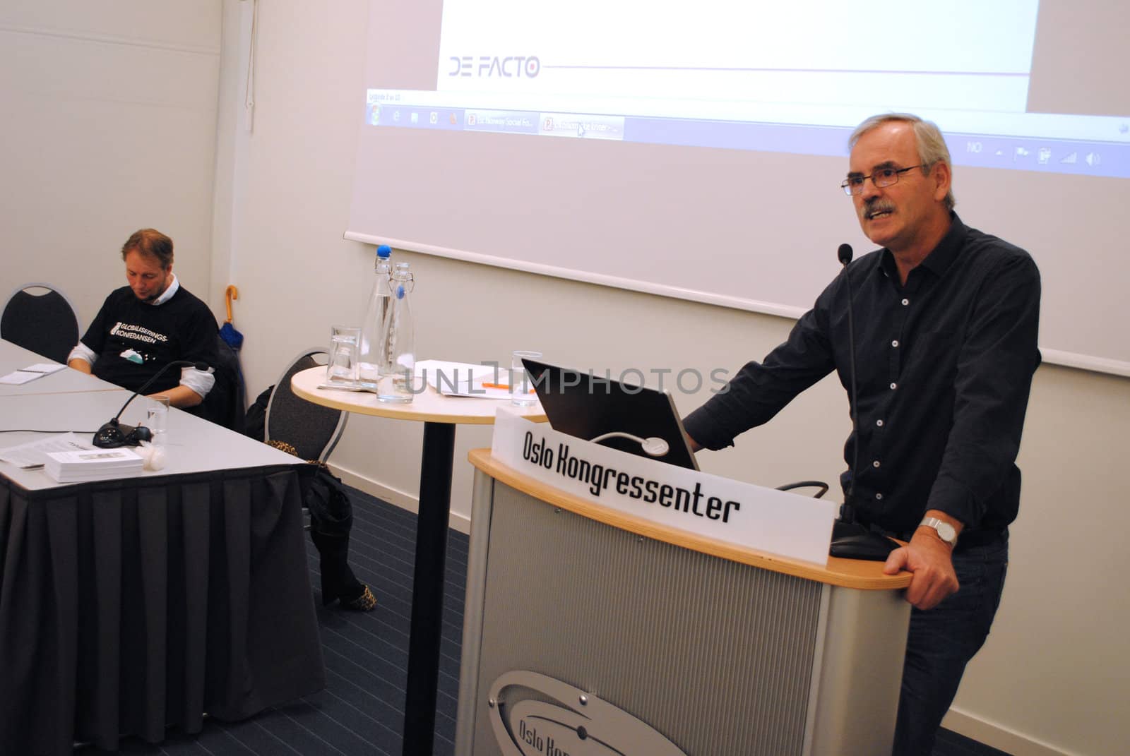 Roar Eilertsen from the De Facto foundation (Norwegian: De Facto - Kunnskapssenter for fagorganiserte) speaking at the Norwegian Social Forum, Globaliseringskonferansen 2012.