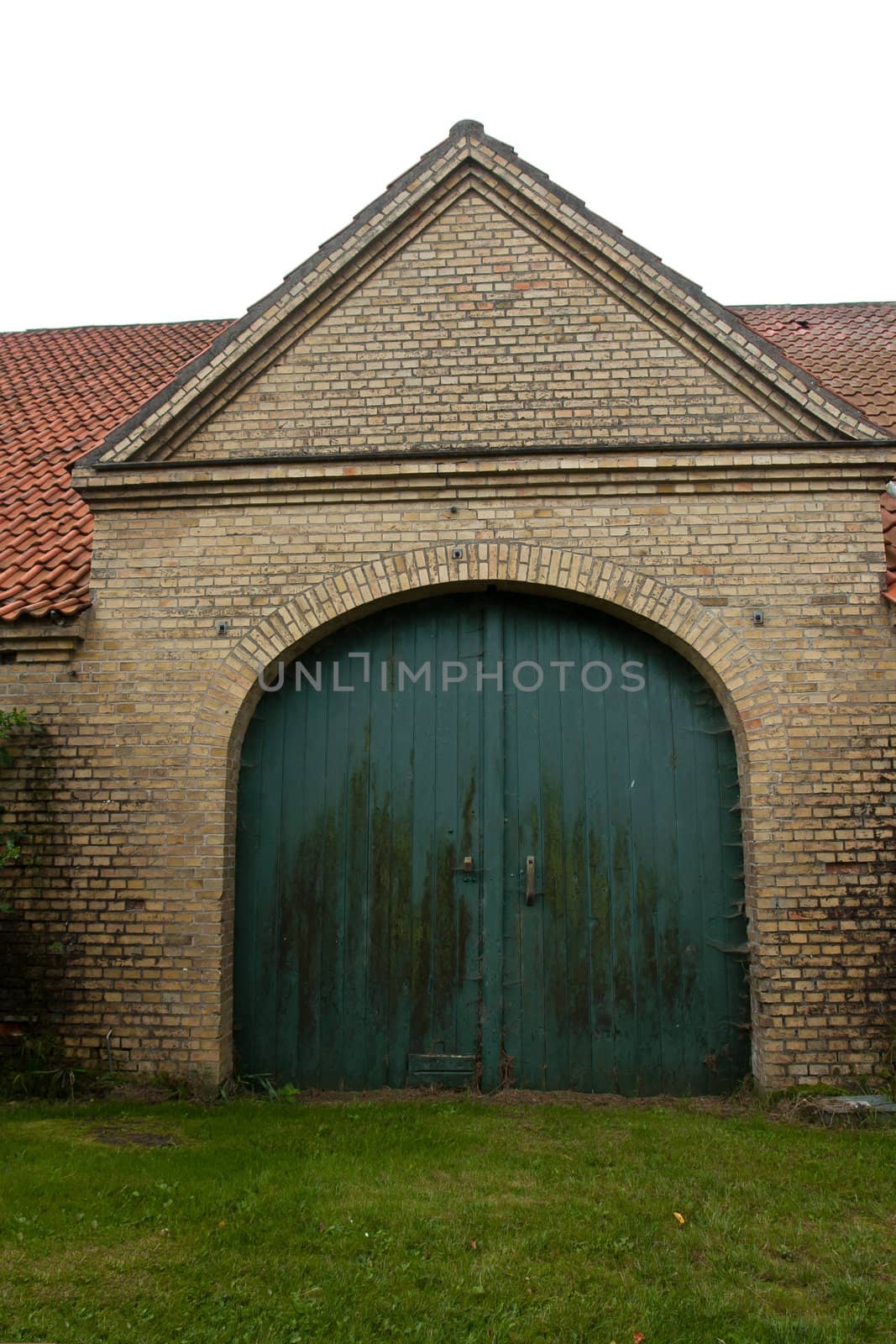 Old barn by Ronyzmbow