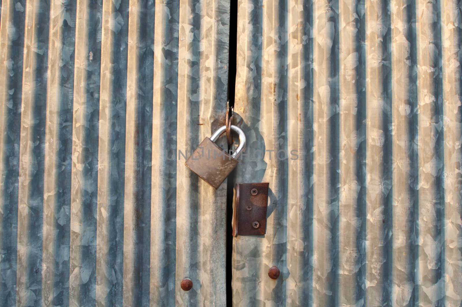 Closed wave metal door with metal lock