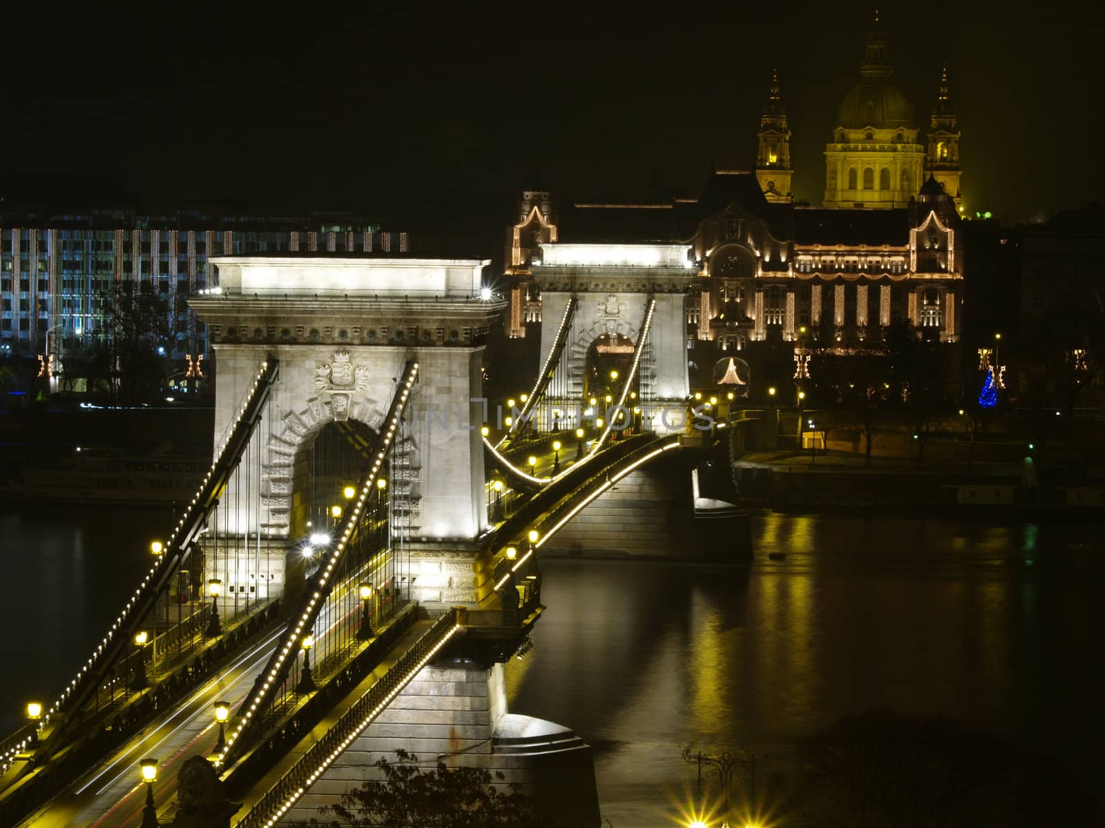 Chain bridge (Budapest) by anderm