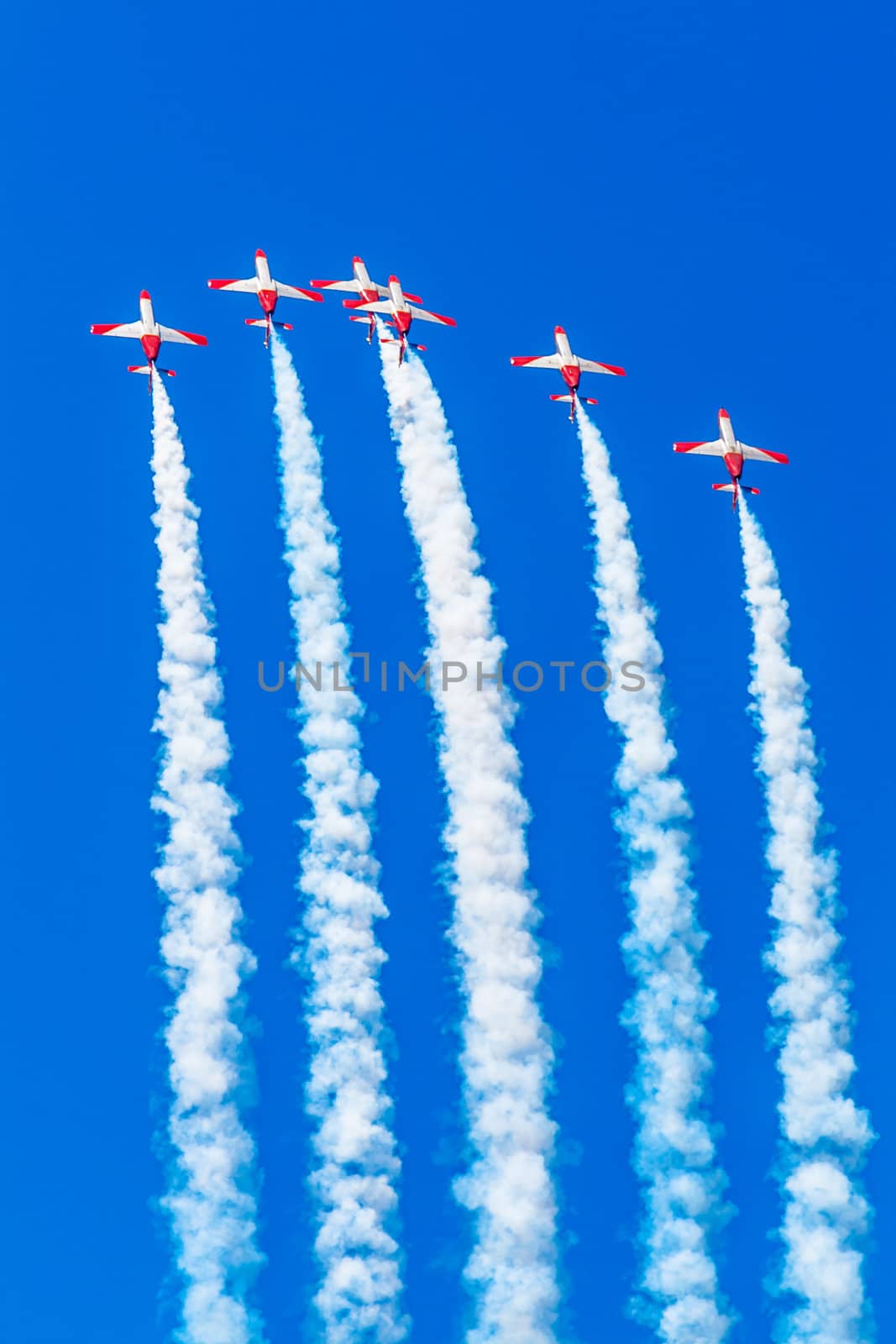CADIZ, SPAIN-SEP 14: Aircrafts of the Patrulla Aguila taking part in a exhibition on the 1st airshow of Cadiz on Sep 14, 2008, in Cadiz, Spain