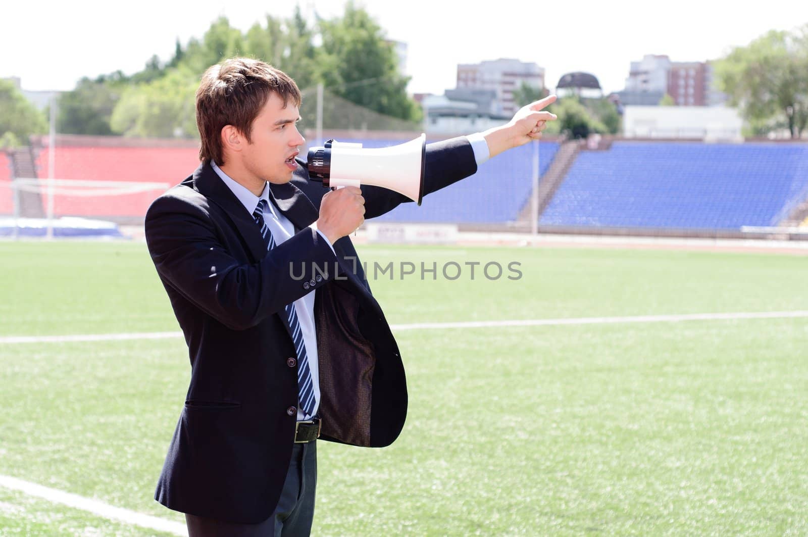 athletic trainer instructs the team on the pitch