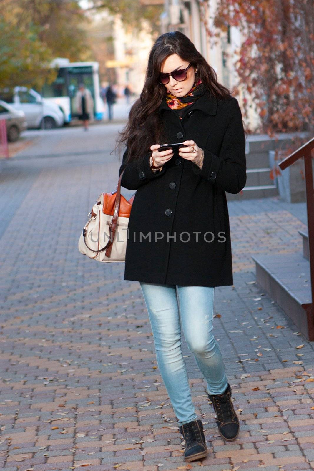 it woman on street with the phone