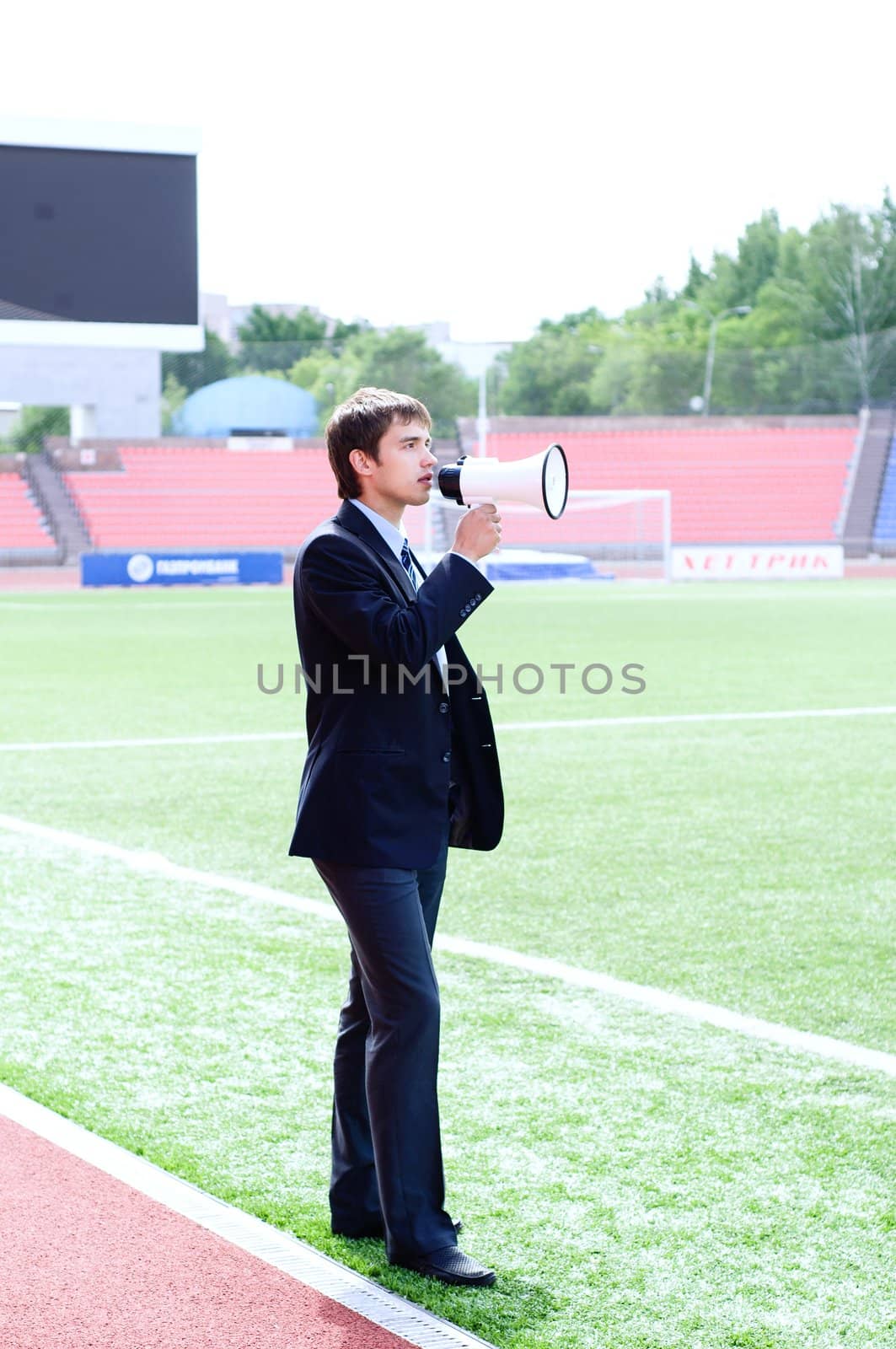 athletic trainer instructs the team on the pitch