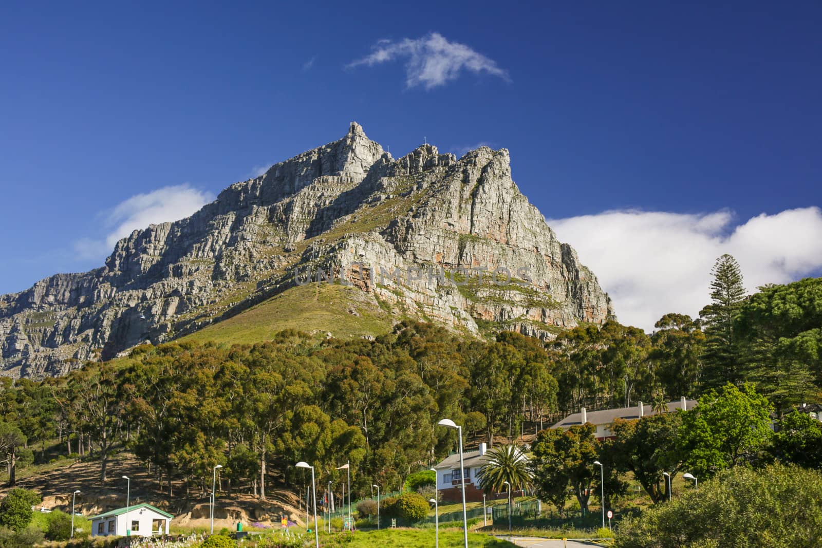 The beautiful city of Cape Town with gorgeous mountains in the background