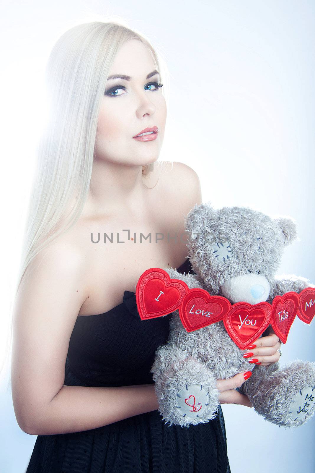 Close up portraite of a Blonde with a teddy bear 