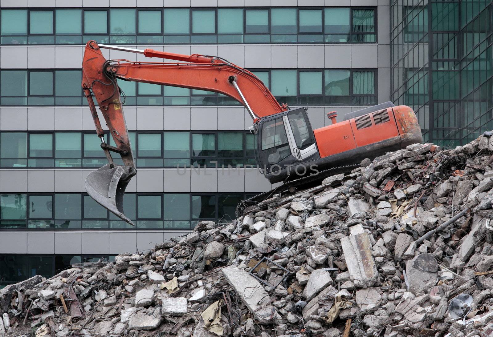 Demolition excavator machine after cleaning.