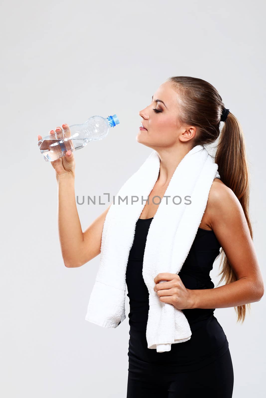Beutiful fitness woman drink water by rufatjumali
