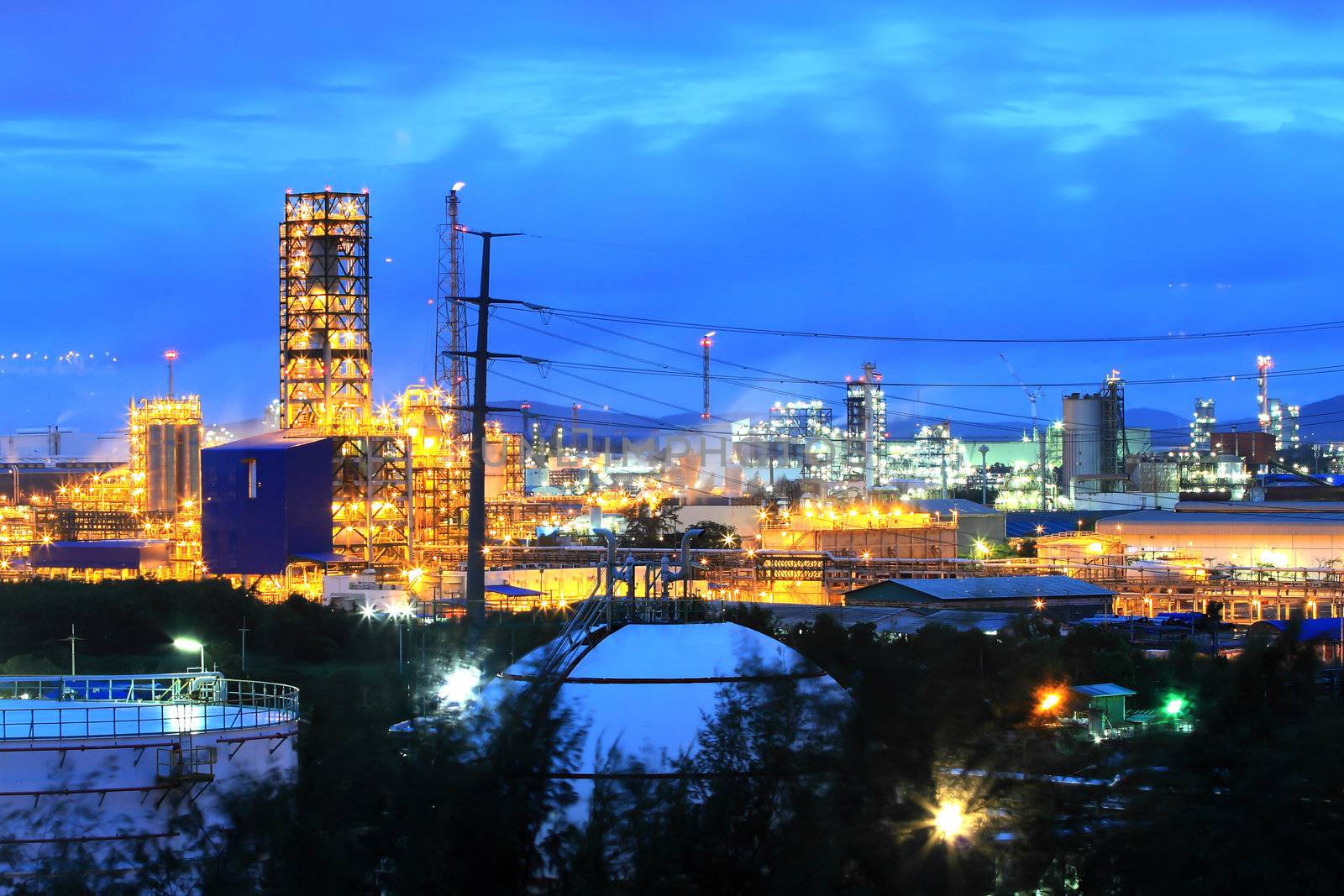 Oil refinery at twilight (Map Ta Phut Industrial Estate Rayong T by rufous