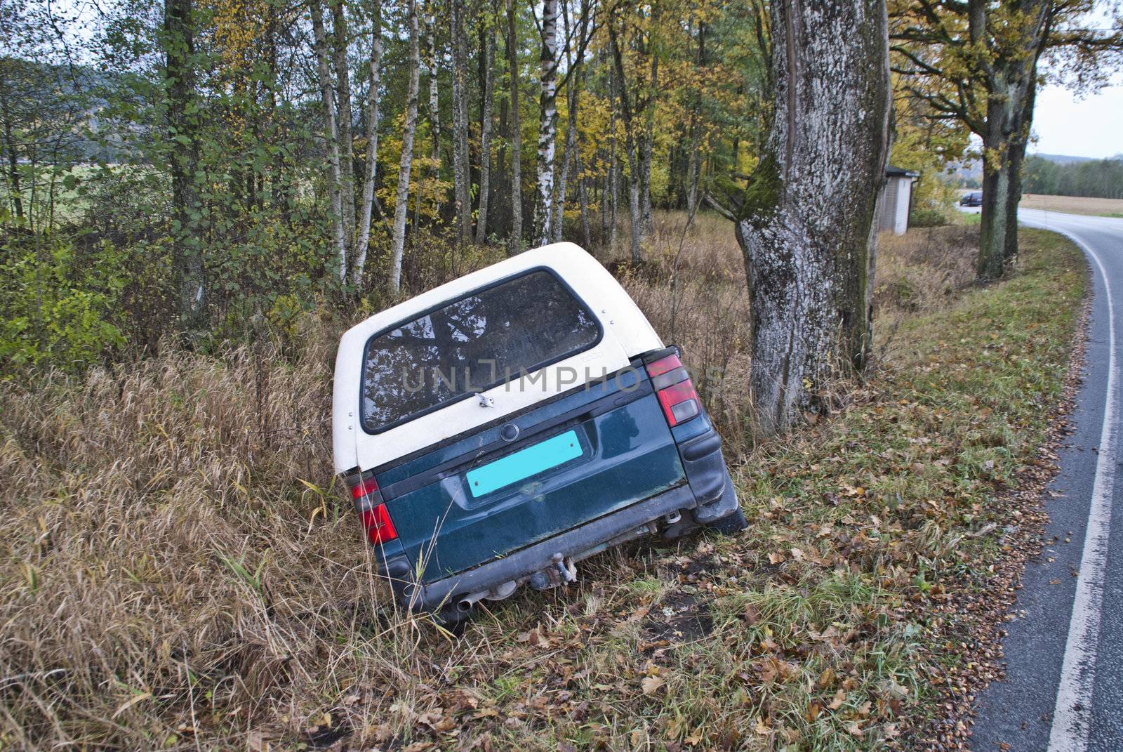 came across this car when i was running a trip to idd in halden, do not know what has happened to the person in the car but it was abandoned with the keys in the ignition and it had obviously gotten a badly affected for both airbags were triggered.