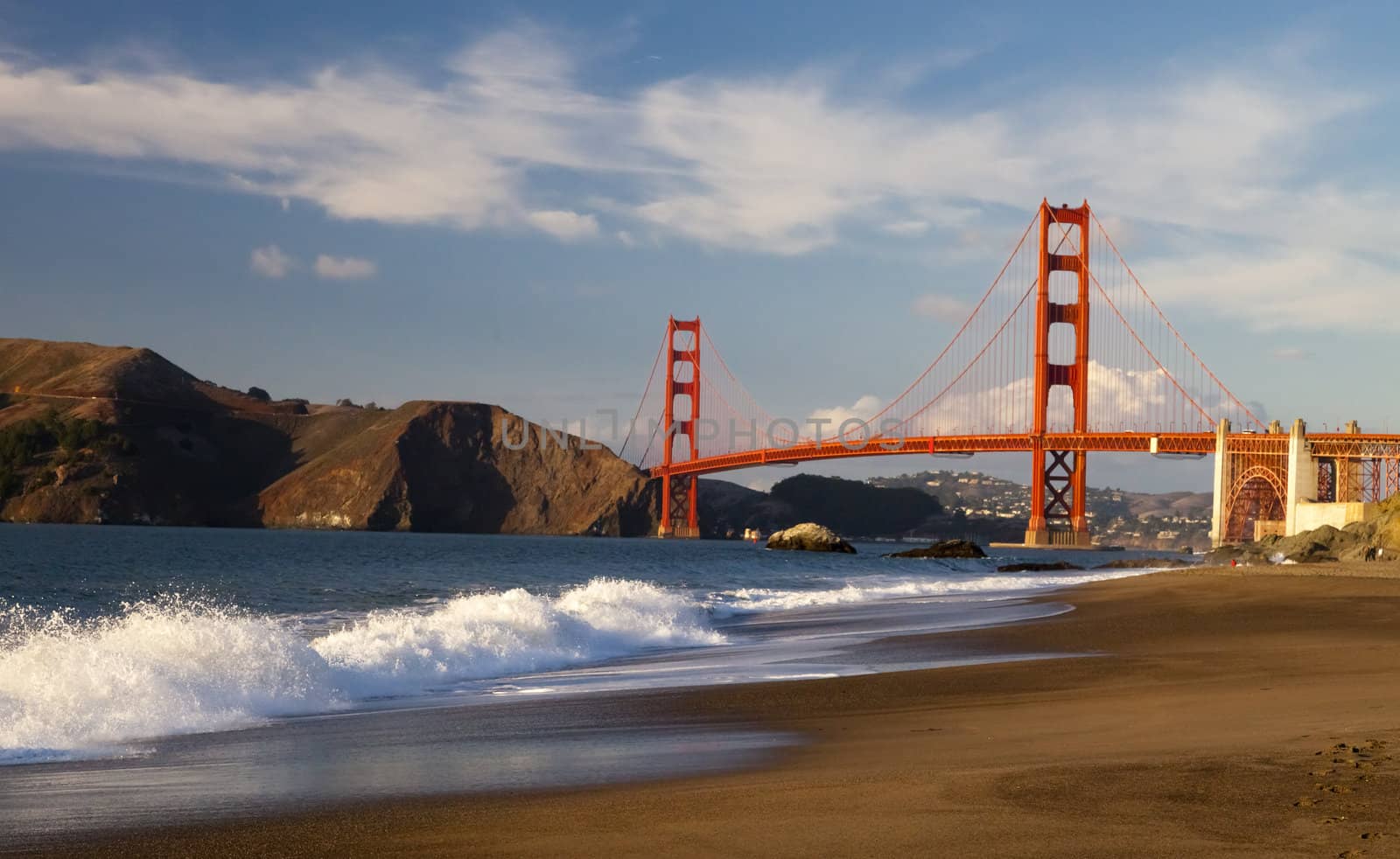 The Golden Gate Bridge w the waves by hanusst