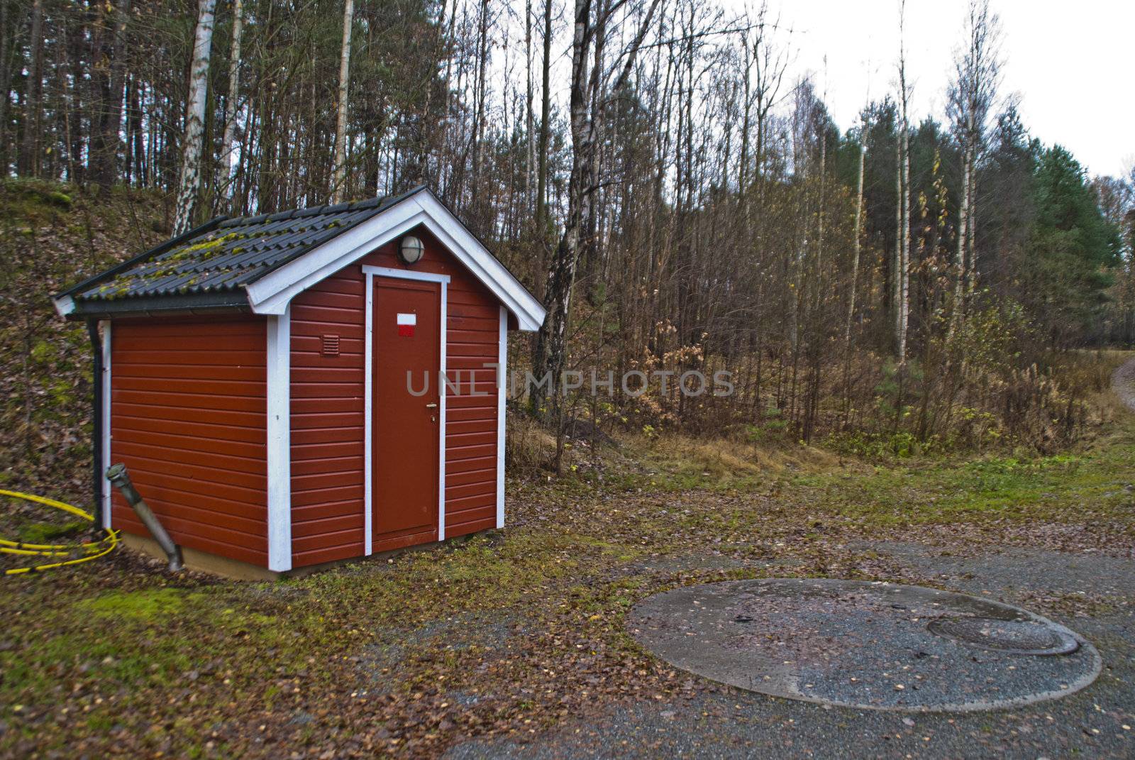 photo is shot near the femsjøen (five sea) in halden and shows a small red water pump house