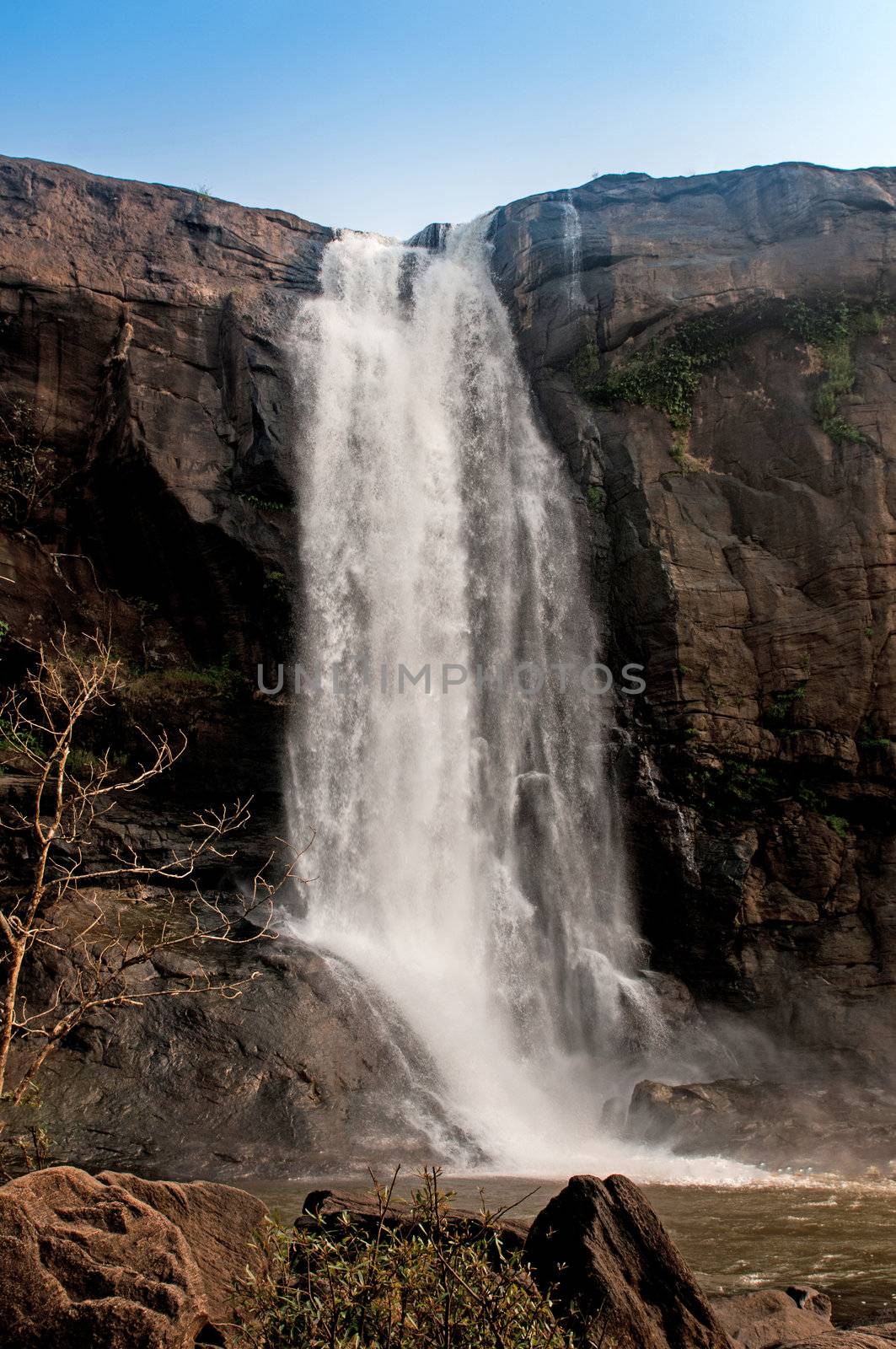 Athirampalli Falls by pazham