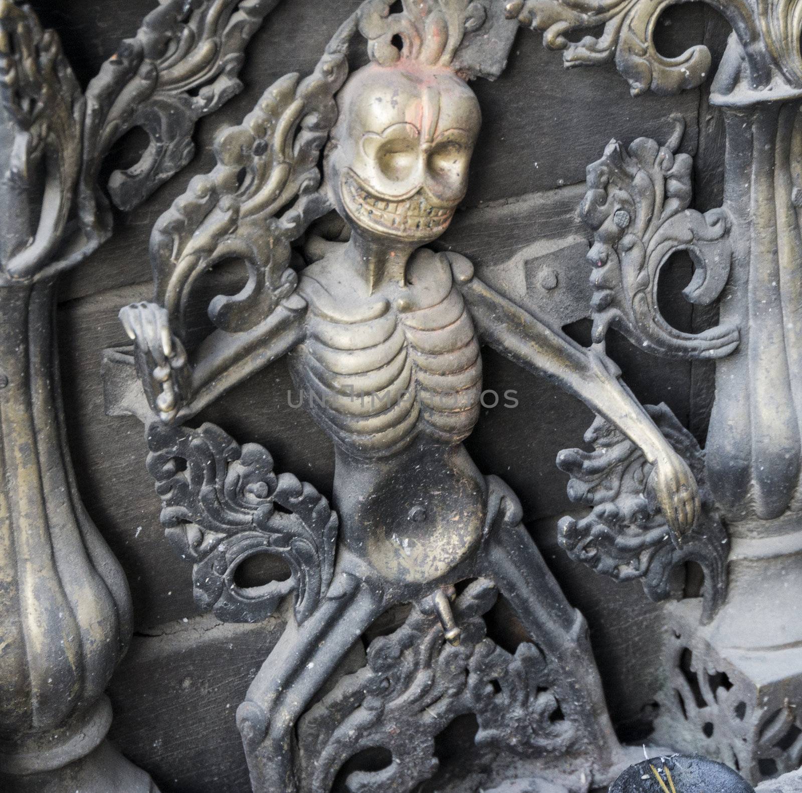 metal sculpture as a symbol of death by gewoldi