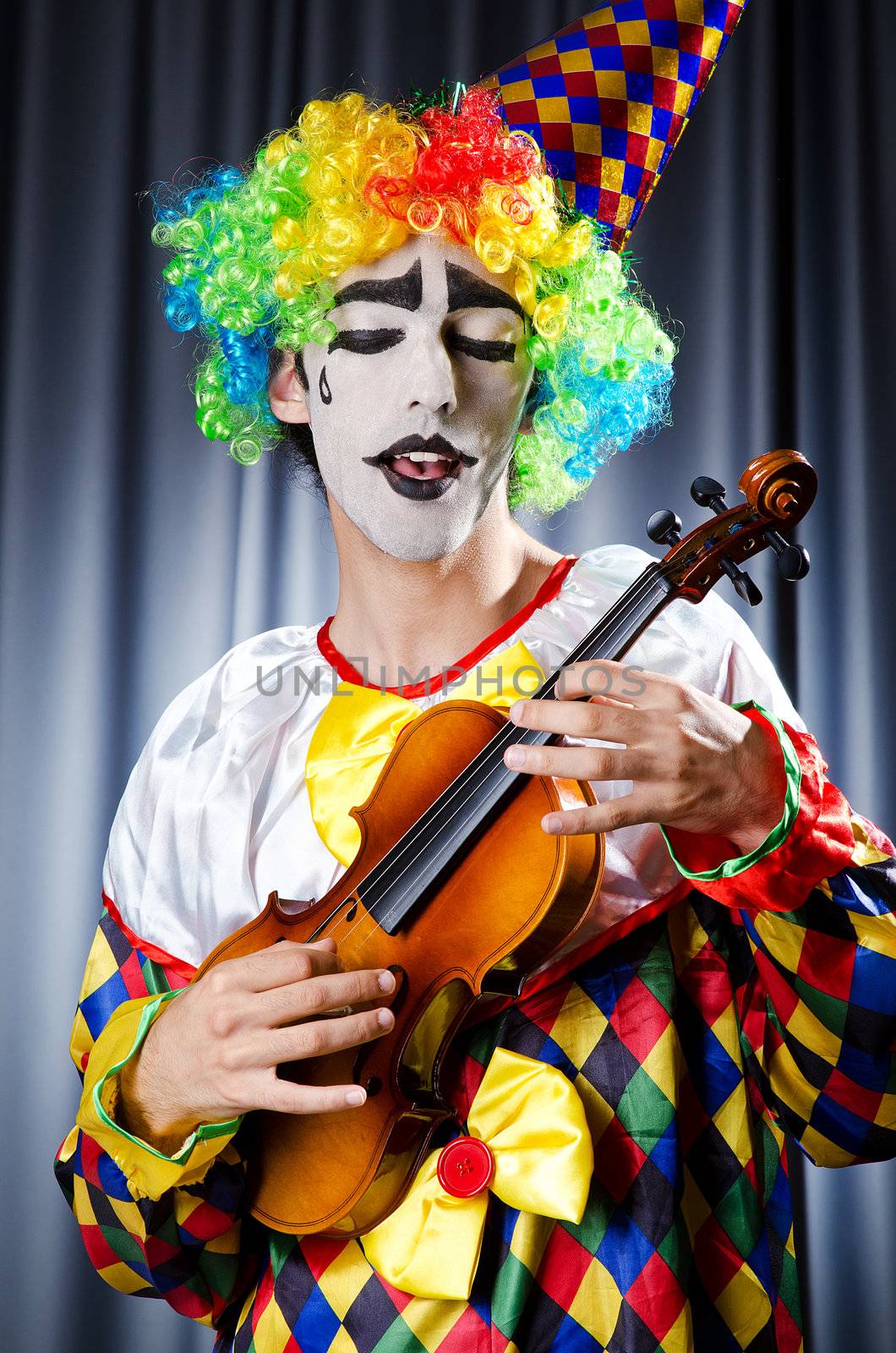Clown playing on the violin