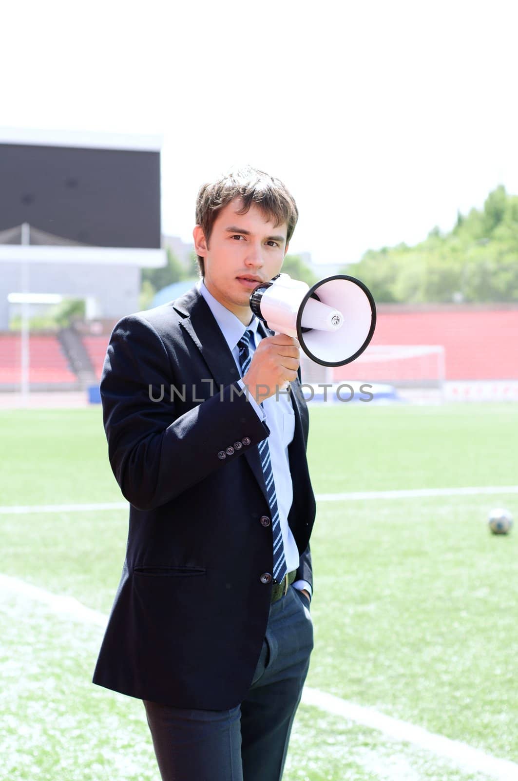 athletic trainer instructs the team on the pitch