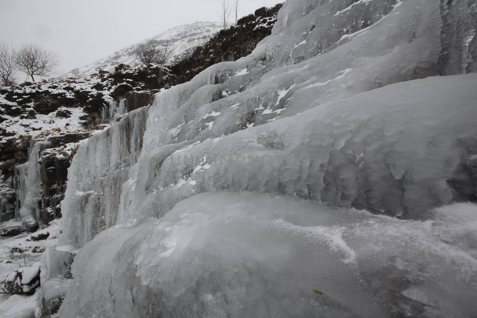 Frozen waterfall by olliemt